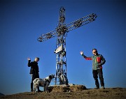 01 Alla elaborata croce di vetta dello Zuc de Valmana (1546 m)